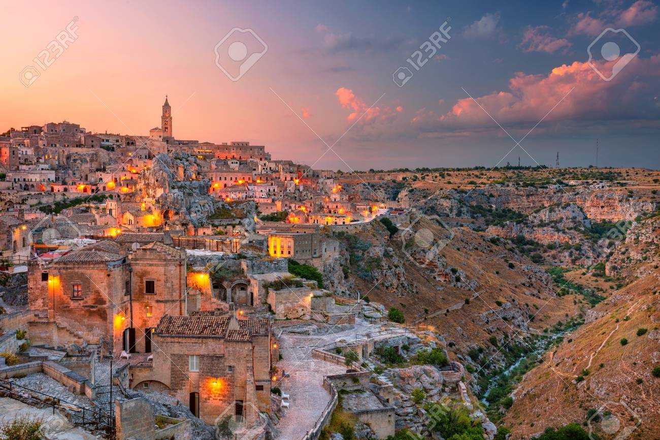 マテーラ、イタリア。美しい夕日の間にイタリアのマテーラの中世