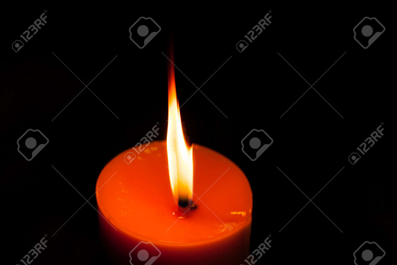 暗闇の中で燃えているろうそく の写真素材 画像素材 Image