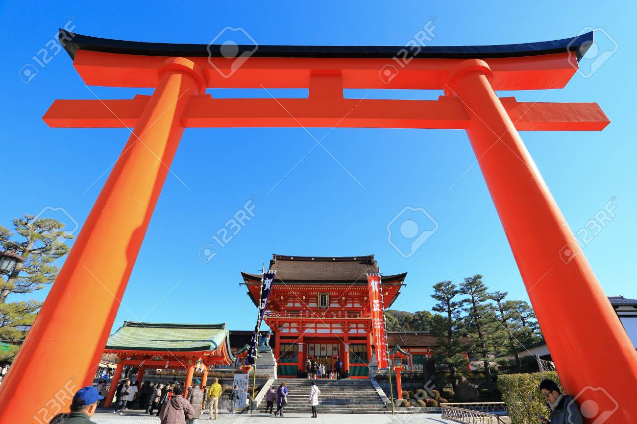 京都市 日本 1 月 14 日 14 年 1 月 14 日に京都の伏見稲荷神社の入口には楼門の前に巨大な鳥居 日本の稲荷の頭の神社です の写真素材 画像素材 Image