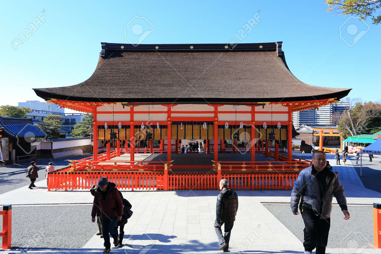 京都 1 月 14 日 14 年 1 月 14 日京都の伏見稲荷大社入口で楼門の前に巨大な鳥居 これは日本で稲荷のヘッドの神社です の写真素材 画像素材 Image 京都 1 月 14 日 14 年 1 月 14 日京都の伏見稲荷大社入口で楼門の前に巨大な鳥居 これは日本で稲荷のヘッドの神社です の写真素材 画像素材 Image