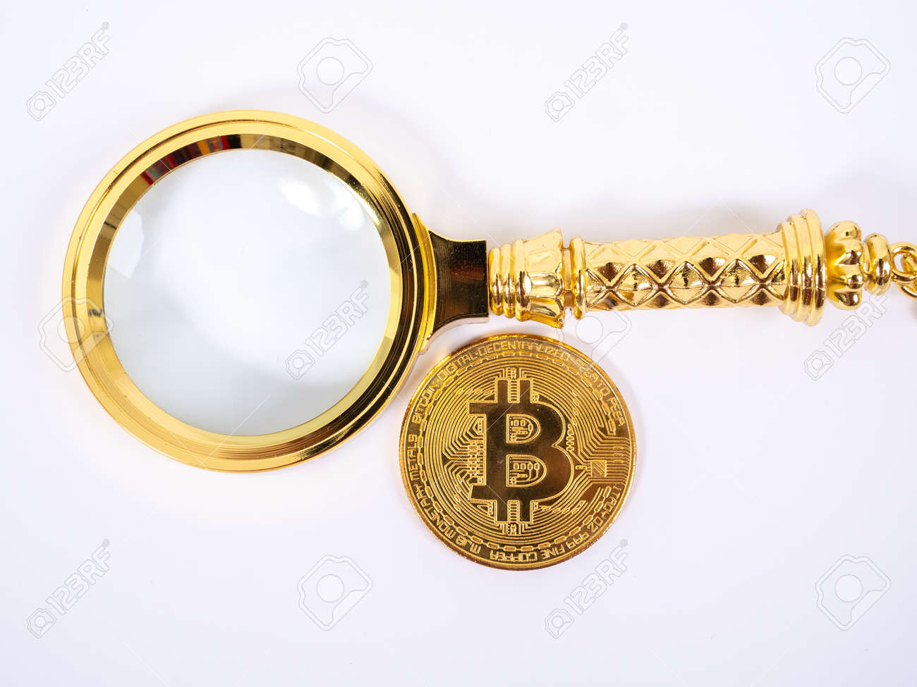 흰색 배경 비즈니스 및 금융 개념에 대한 황금 비트코인 복제 및 돋보기 로열티 무료 사진, 그림, 이미지 그리고 스톡포토그래피.  Image 137880748