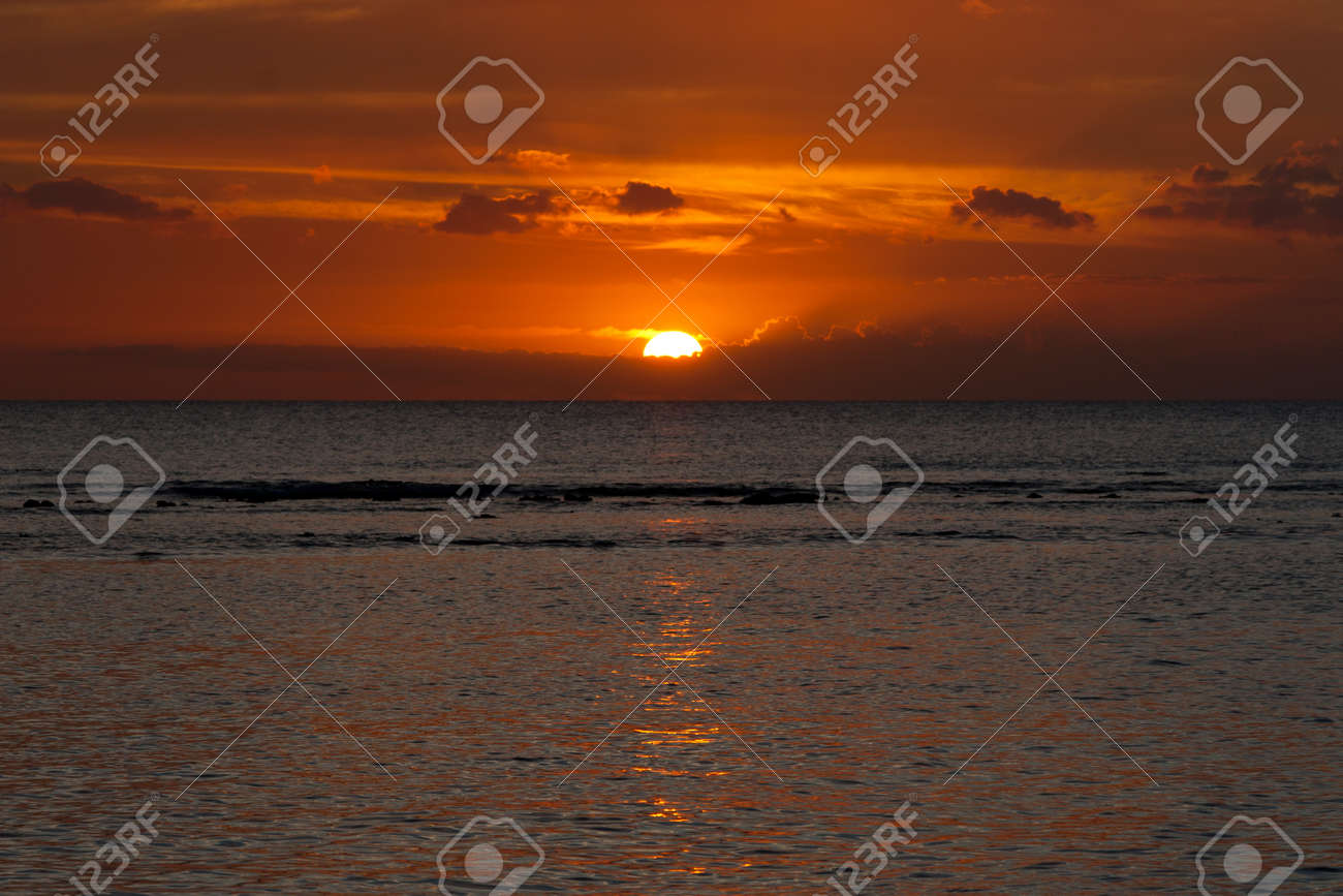 Magnifique Coucher De Soleil Avec De Belles Couleurs à Lîle Maurice