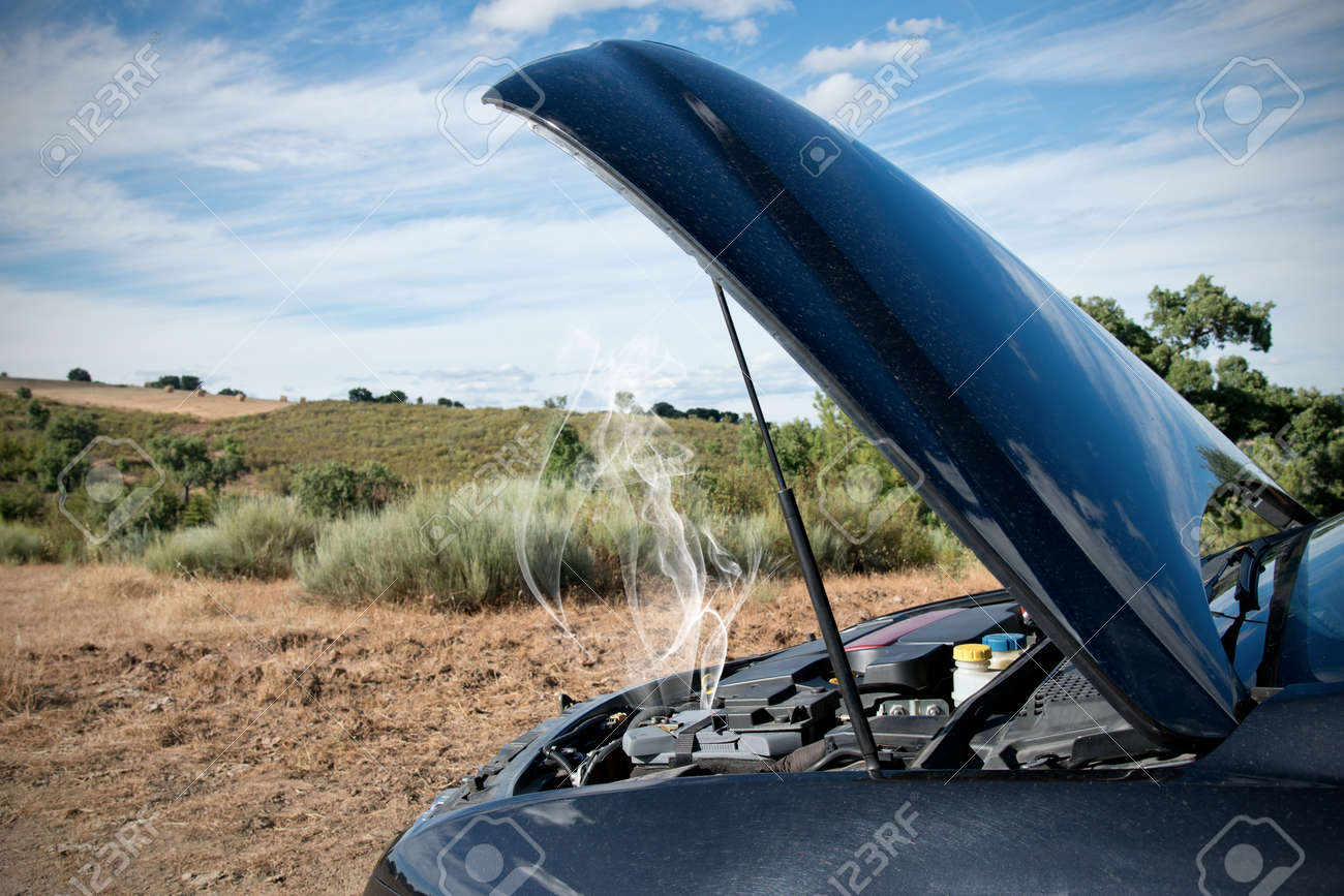 壊れた車 煙 農村地域におけるオープン エンジンのクローズ アップ の写真素材 画像素材 Image