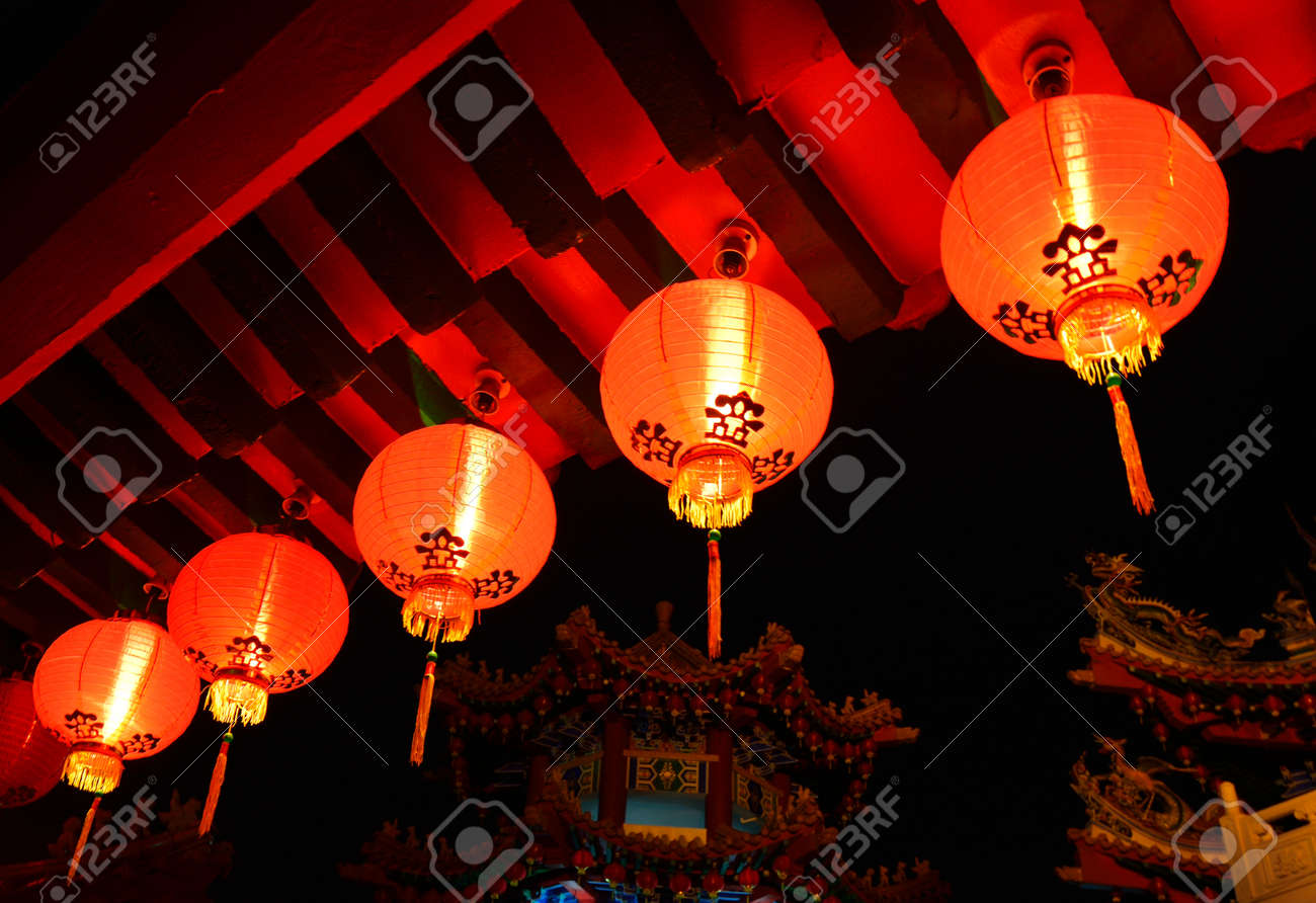 布告ホウ寺院 クアラルンプールで暗闇の中で光る赤い提灯 夜の時間中に撮影します 赤提灯は 中国の旧正月 中秋節の間にアジアの装飾で有名です の写真素材 画像素材 Image
