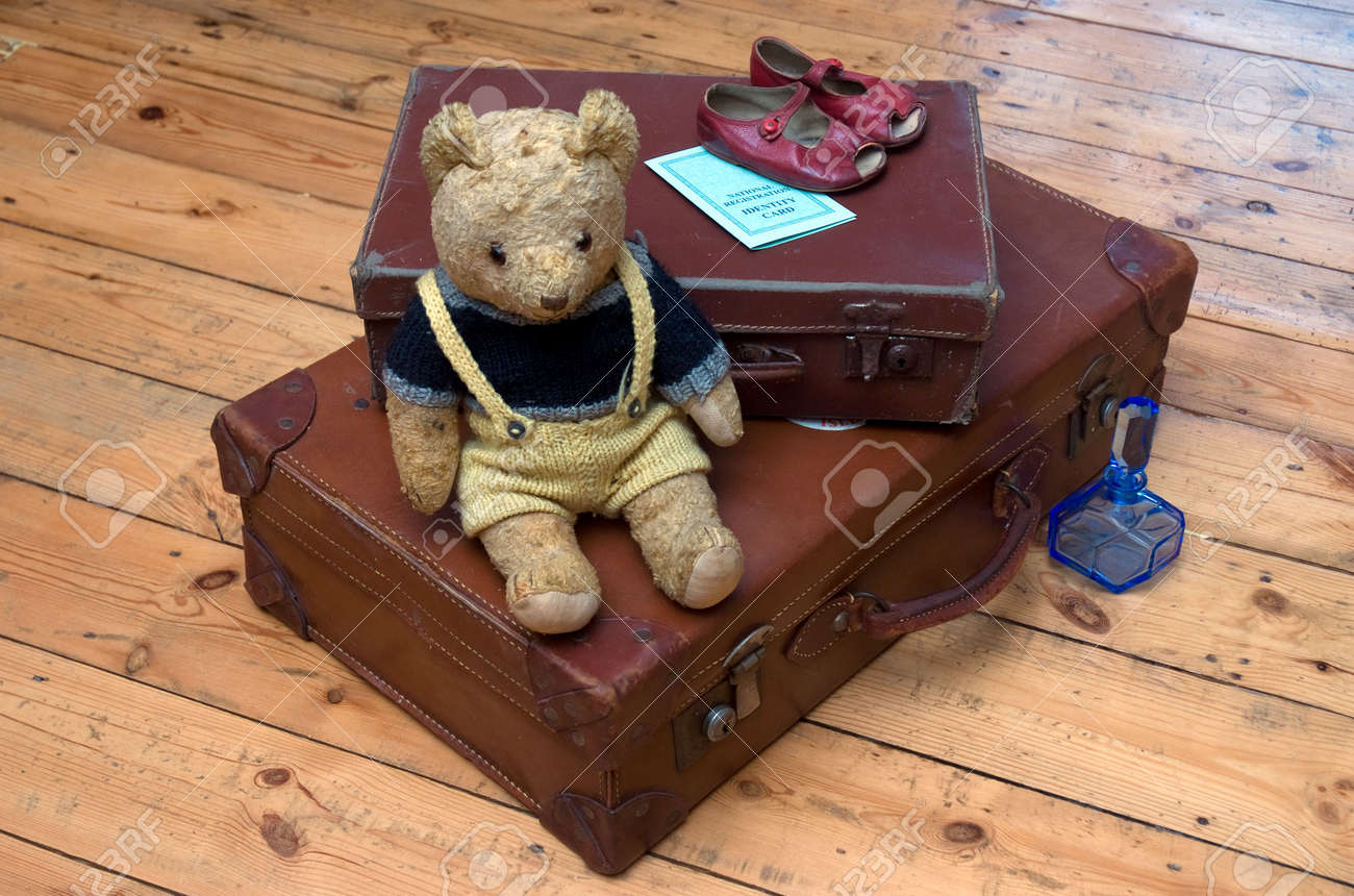 Un Osito De Peluche Y Accesorios De Viaje Desde La Década 1940 Fotos, Retratos, Imágenes Y De Archivo De Derecho. Image 3632325.