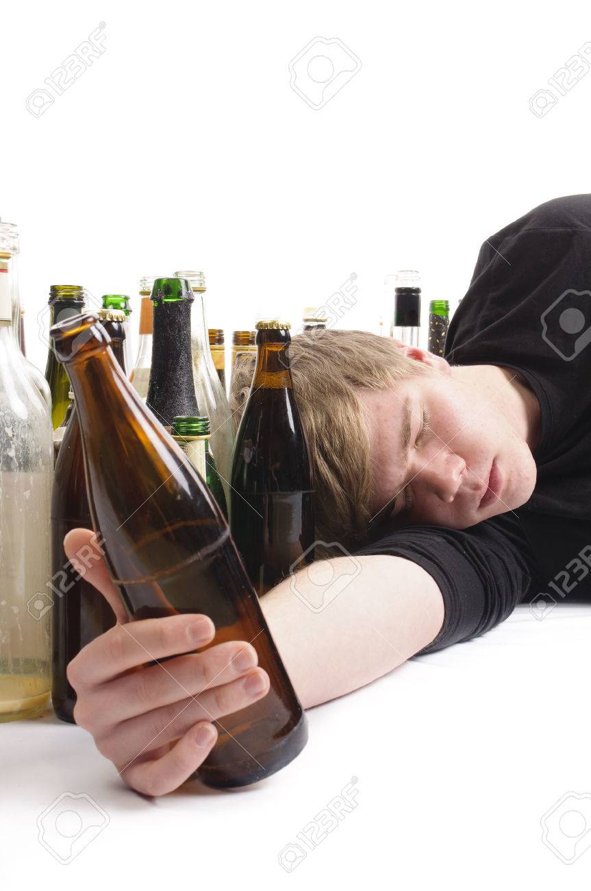 若くて 床に横たわって 短いブロンドの髪を持つ男は囲まれて多く空のビールやお酒のボトル 白の背景に対して隔離されます の写真素材 画像素材 Image 若くて 床に横たわって 短いブロンドの髪を持つ男は囲まれて多く空のビールやお酒のボトル 白の背景に対して隔離されます の写真素材 画像素材 Image
