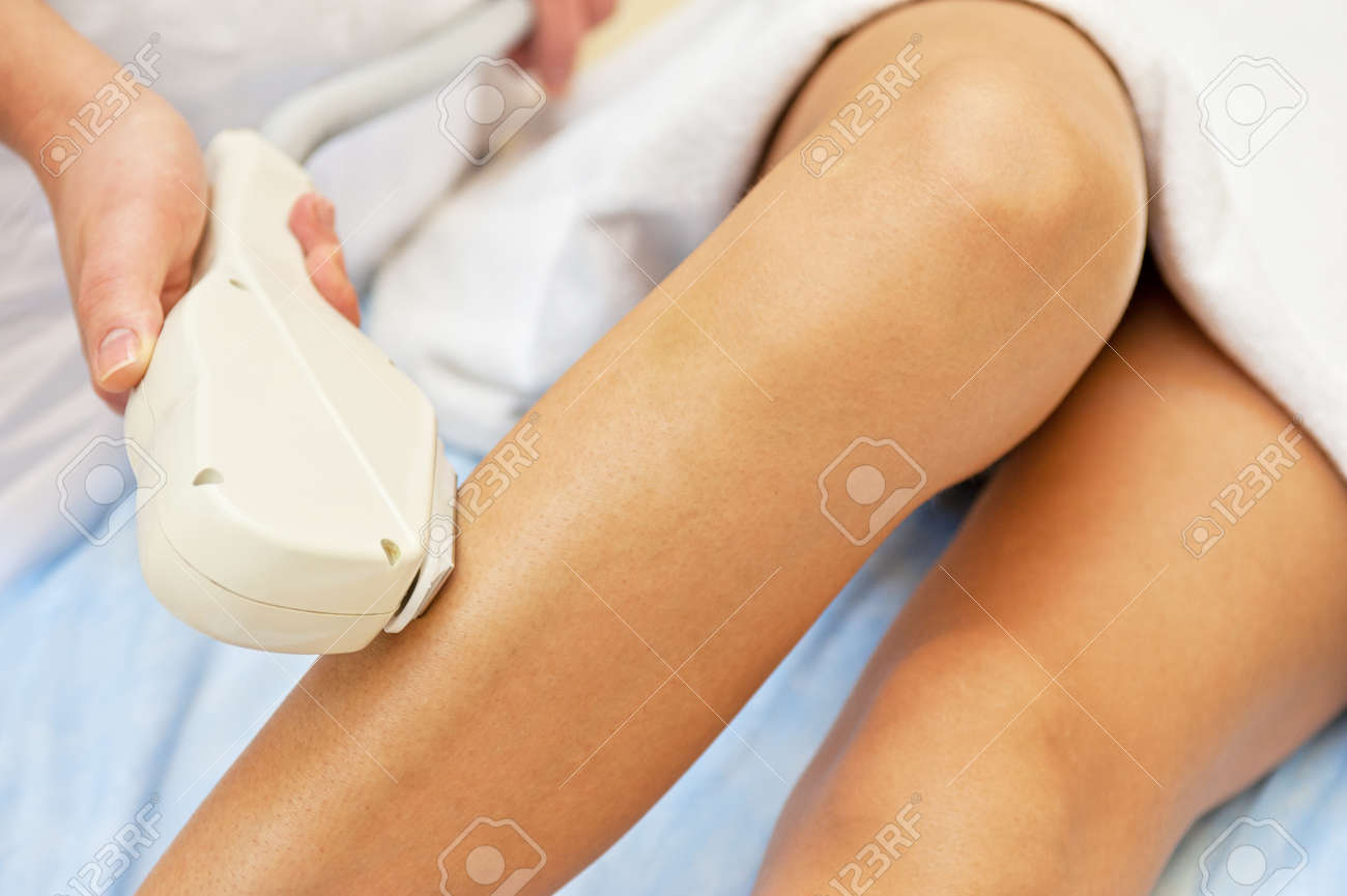女性の足の毛の取り外しをレーザーします の写真素材 画像素材 Image 2211