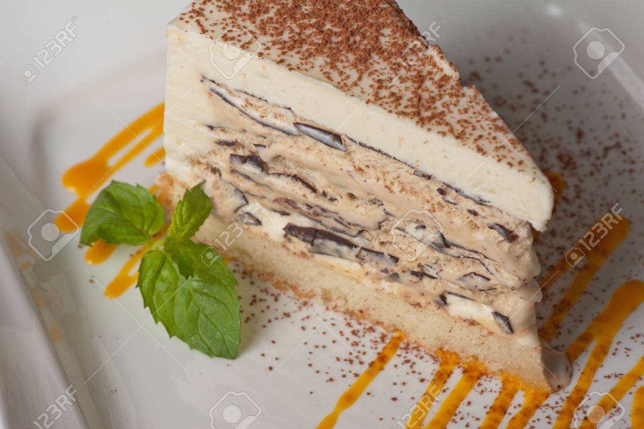 Dessert Italien Gateau De Creme Glacee Mascarpone Chocolat Decore Avec Sauce A La Mangue Banque D Images Et Photos Libres De Droits Image