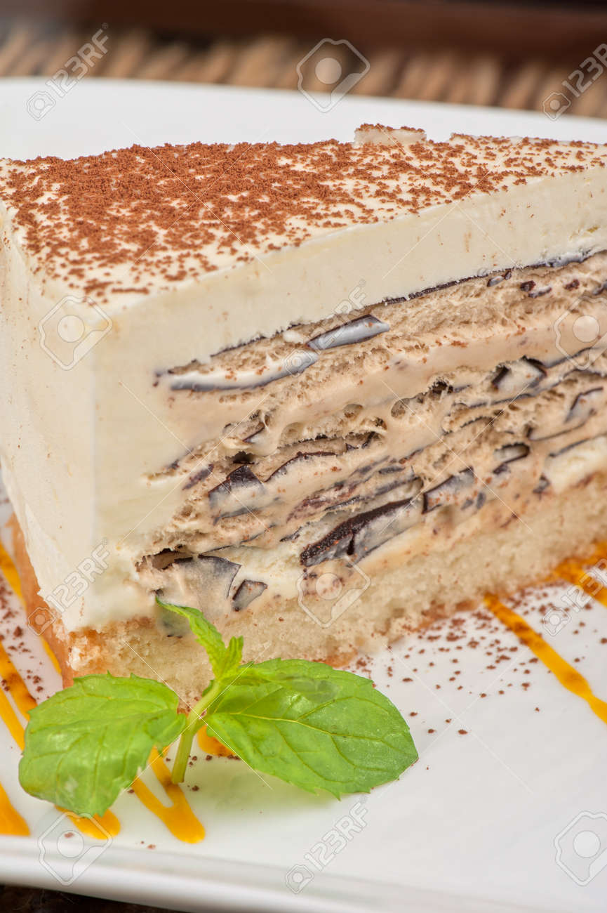 Dessert Italien Gateau De Creme Glacee Mascarpone Chocolat Decore Avec Sauce A La Mangue Banque D Images Et Photos Libres De Droits Image