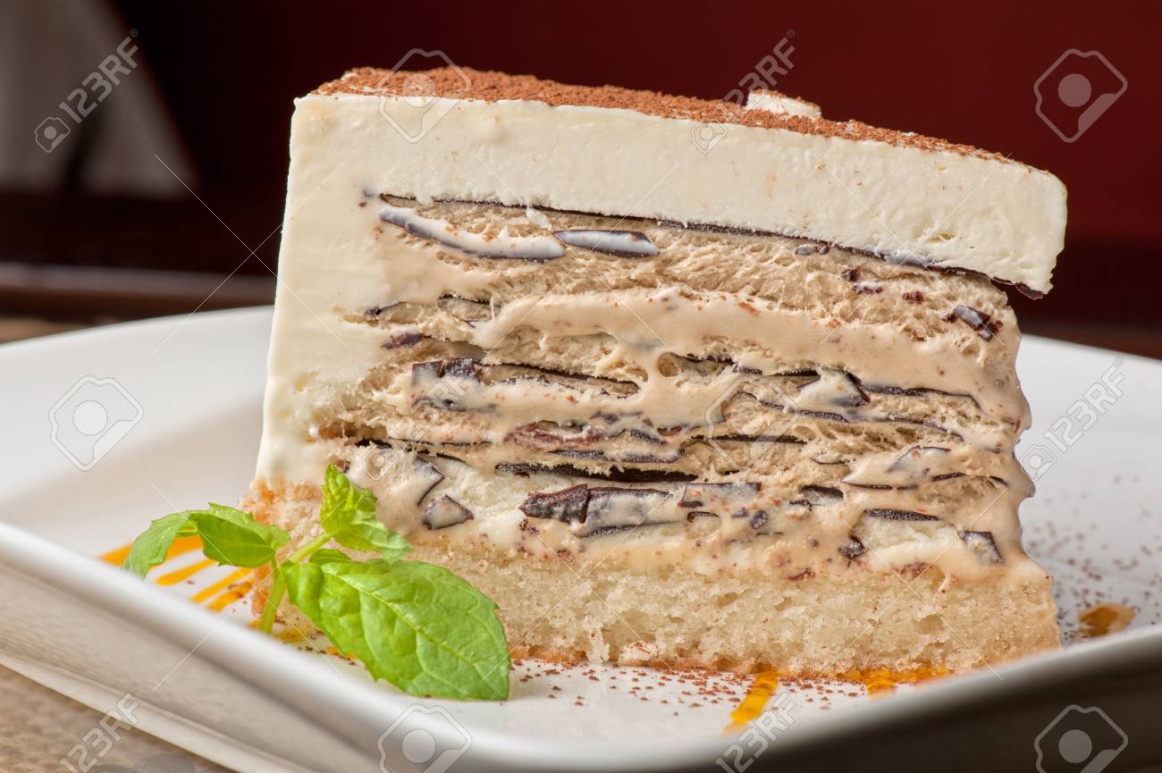 Dessert Italien Gateau De Creme Glacee Au Chocolat Mascarpone Decore Avec De La Sauce A La Mangue Banque D Images Et Photos Libres De Droits Image