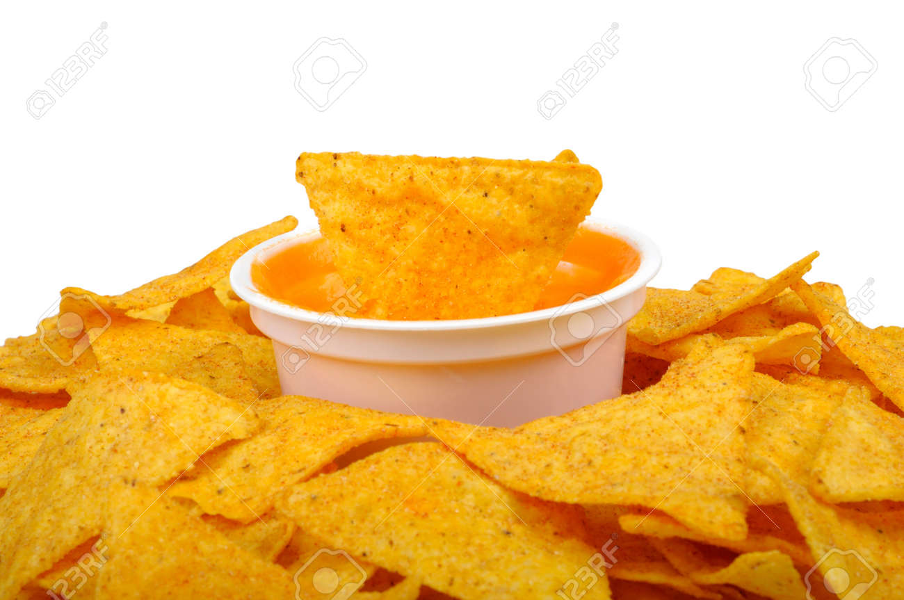 ナチョスと白い背景で隔離のチーズソース の写真素材 画像素材 Image