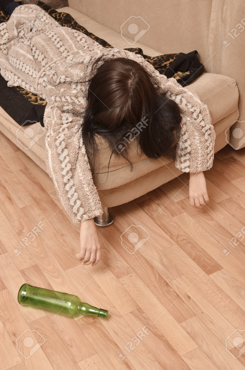 sleeping girl drunk ソファで寝て酔って女性の写真素材・画像素材 Image 16028394