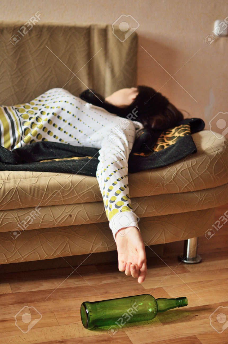 Mujer Borracha Durmiendo En El Sofá Fotos, retratos, imágenes y fotografía  de archivo libres de derecho. Image 16028392