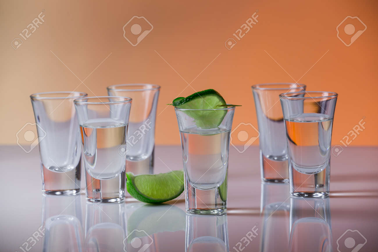 オレンジ色の背景にガラスにライムのスライスとテキーラのショット 選択と集中 の写真素材 画像素材 Image オレンジ色の背景にガラスにライムのスライスとテキーラのショット 選択と集中 の写真素材 画像素材 Image