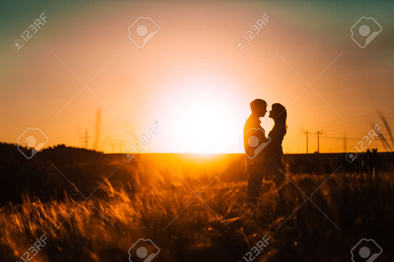 Romantische Silhouette Paar Stehen Und Kussen Auf Den Hintergrund Sommer Wiese Sonnenuntergang Lizenzfreie Fotos Bilder Und Stock Fotografie Image 47072749