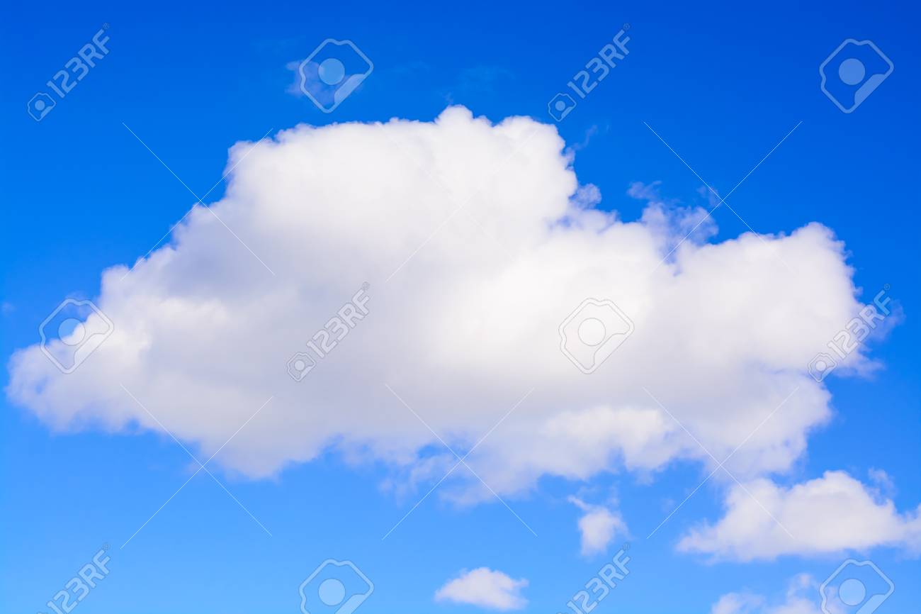 青い空に白い雲がふくらんでいます 1 つの白ふわふわ積雲雲光の青い澄んだ空クローズ アップに対して完全 の写真素材 画像素材 Image