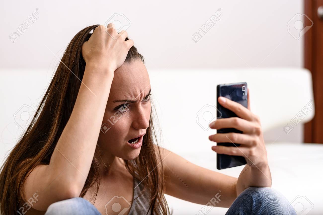 彼の頭し スマート フォンは 保持している若い女性 彼が見たものによって苦しめられました 裏切り 欺瞞 うつ病の概念 の写真素材 画像素材 Image 彼の頭し スマート フォンは 保持している若い女性 彼が見たものによって苦しめられました 裏切り 欺瞞 うつ病の概念 の写真素材 画像素材 Image