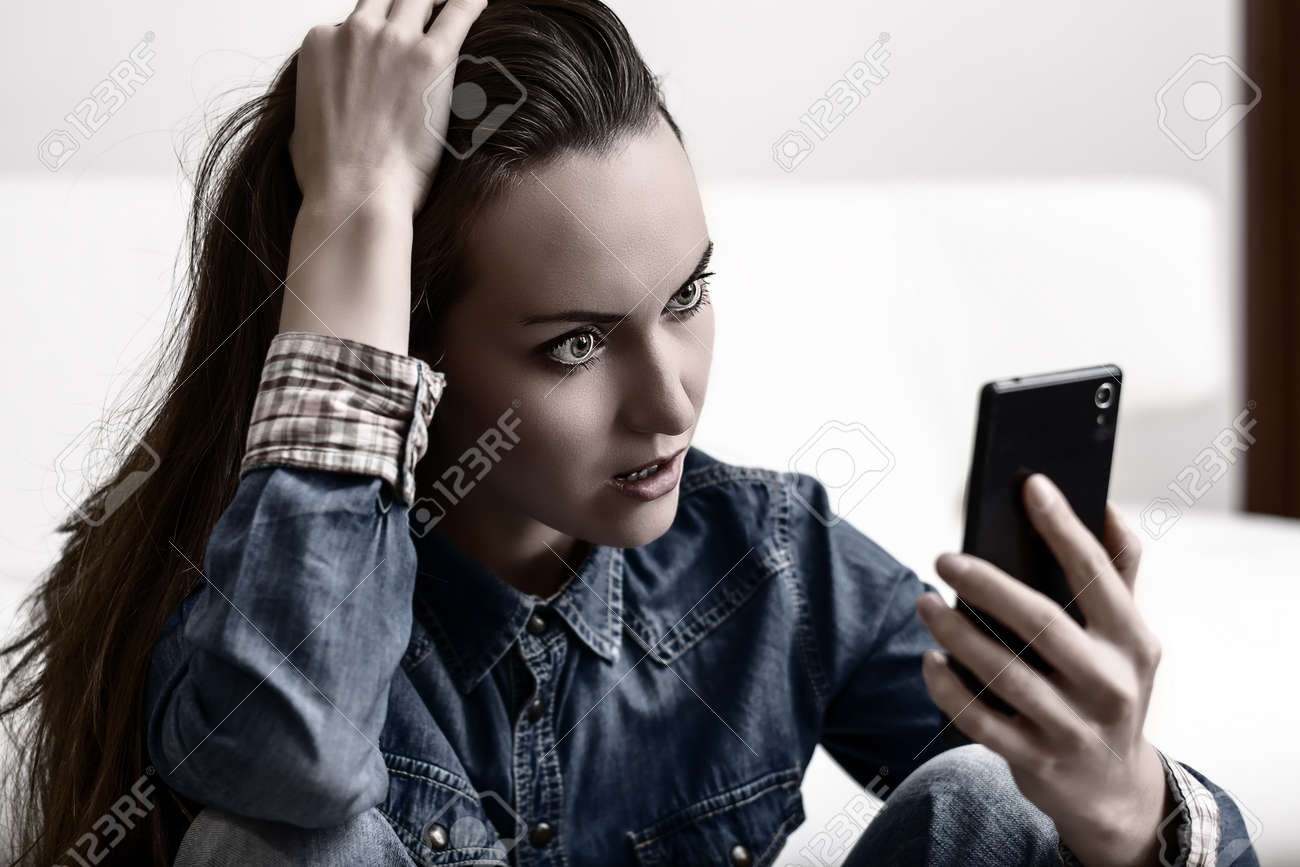 彼の頭し スマート フォンは 保持している若い女性 彼が見たものによって苦しめられました 裏切り 欺瞞 うつ病の概念 の写真素材 画像素材 Image 彼の頭し スマート フォンは 保持している若い女性 彼が見たものによって苦しめられました 裏切り 欺瞞 うつ病の概念 の写真素材 画像素材 Image