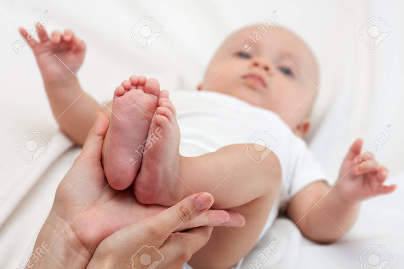 赤ちゃんの足をお母さんにカップ状の手 の写真素材 画像素材 Image