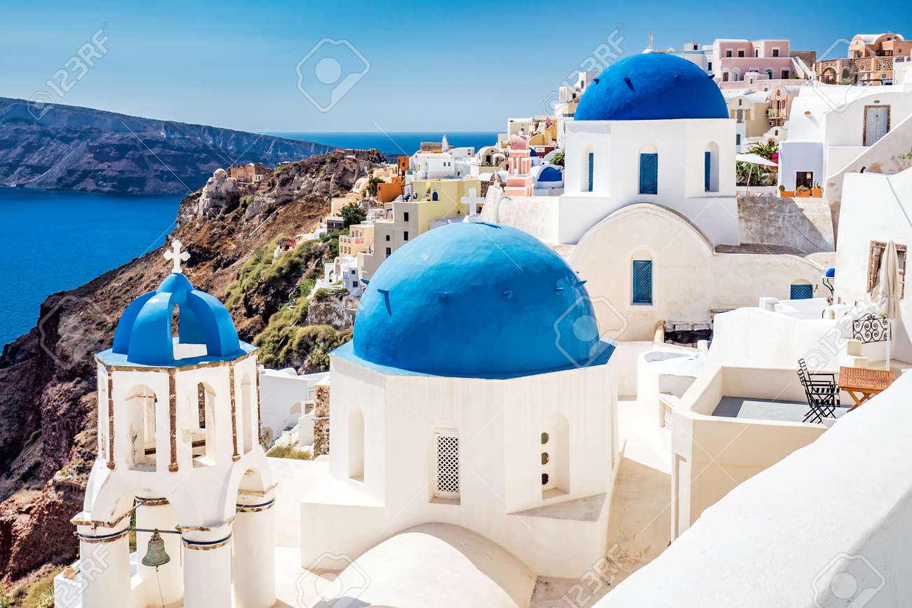 ギリシャ サントリーニ島イアの町 伝統的なと有名な白い家 カルデラ エーゲ海の青いドームの教会 の写真素材 画像素材 Image