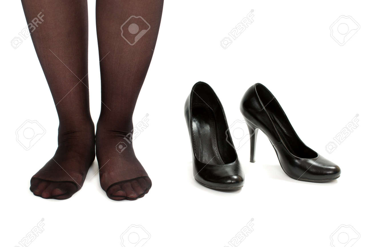 Mujeres Desnudas Piernas En Medias Negras Y Zapatos Negros. Aislado En El  Fondo Blanco. Fotos, retratos, imágenes y fotografía de archivo libres de  derecho. Image 29866538
