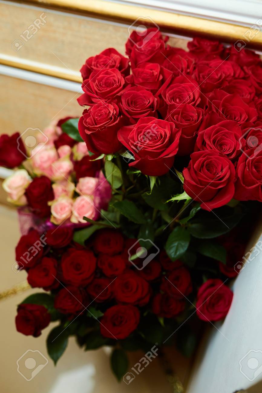 Un Grand Bouquet De Roses A L Anniversaire Banque D Images Et Photos Libres De Droits Image