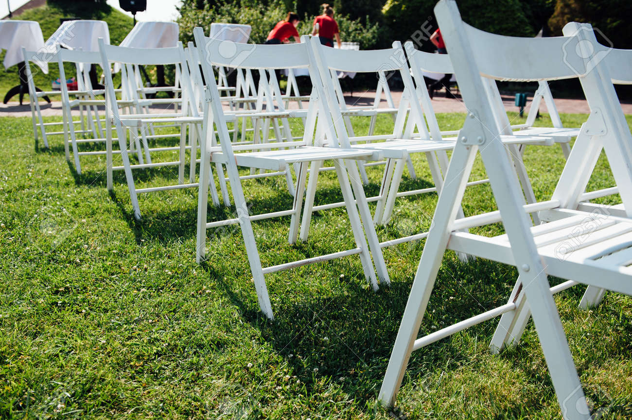 Las Una De En Filas Verano Blancas Césped El Ceremonia Plegables Boda Sillas Antes nwvNm8Oy0