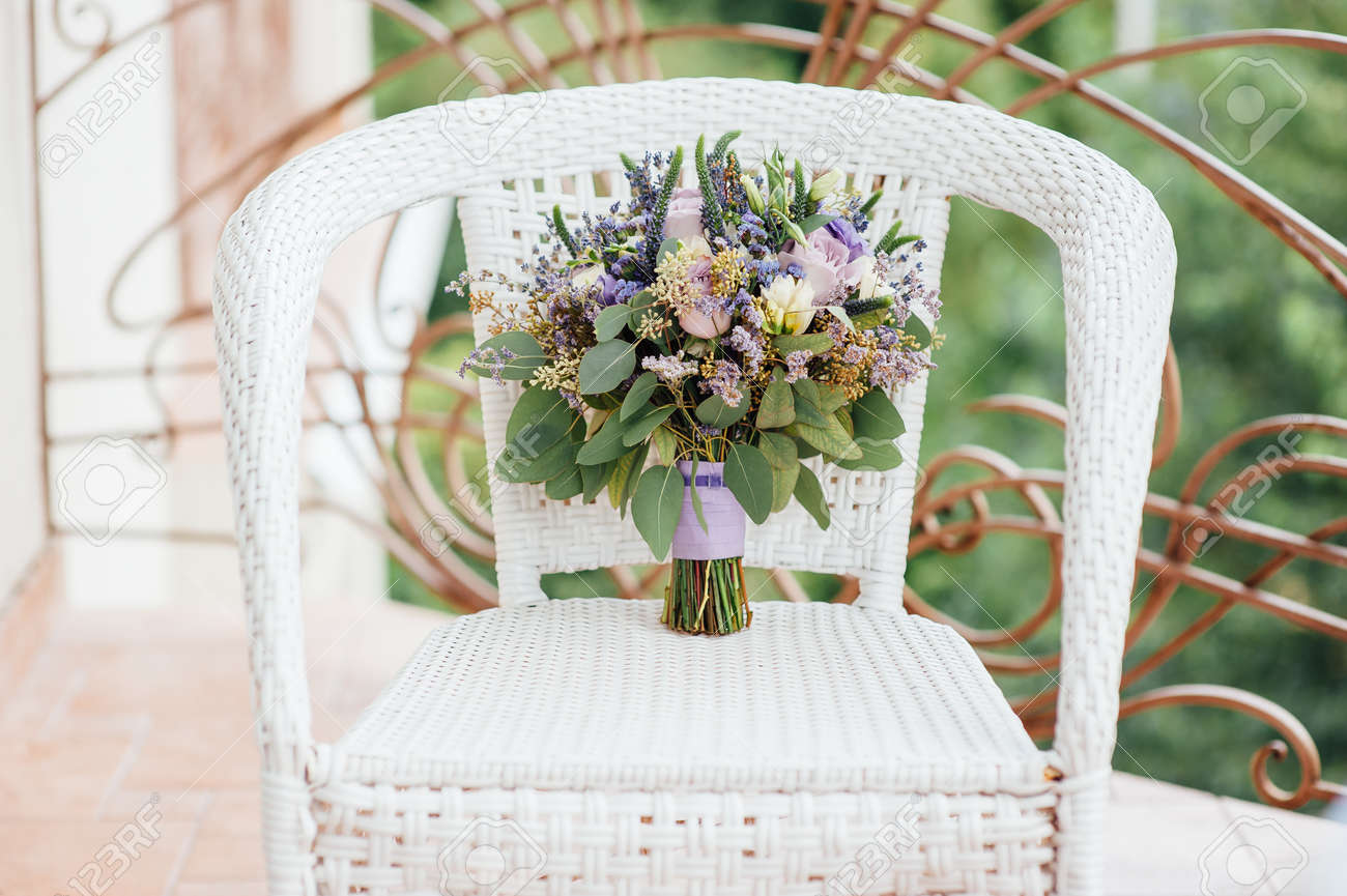 白い椅子の上のワイルドフラワーの美しい結婚式の花束 の写真素材 画像素材 Image