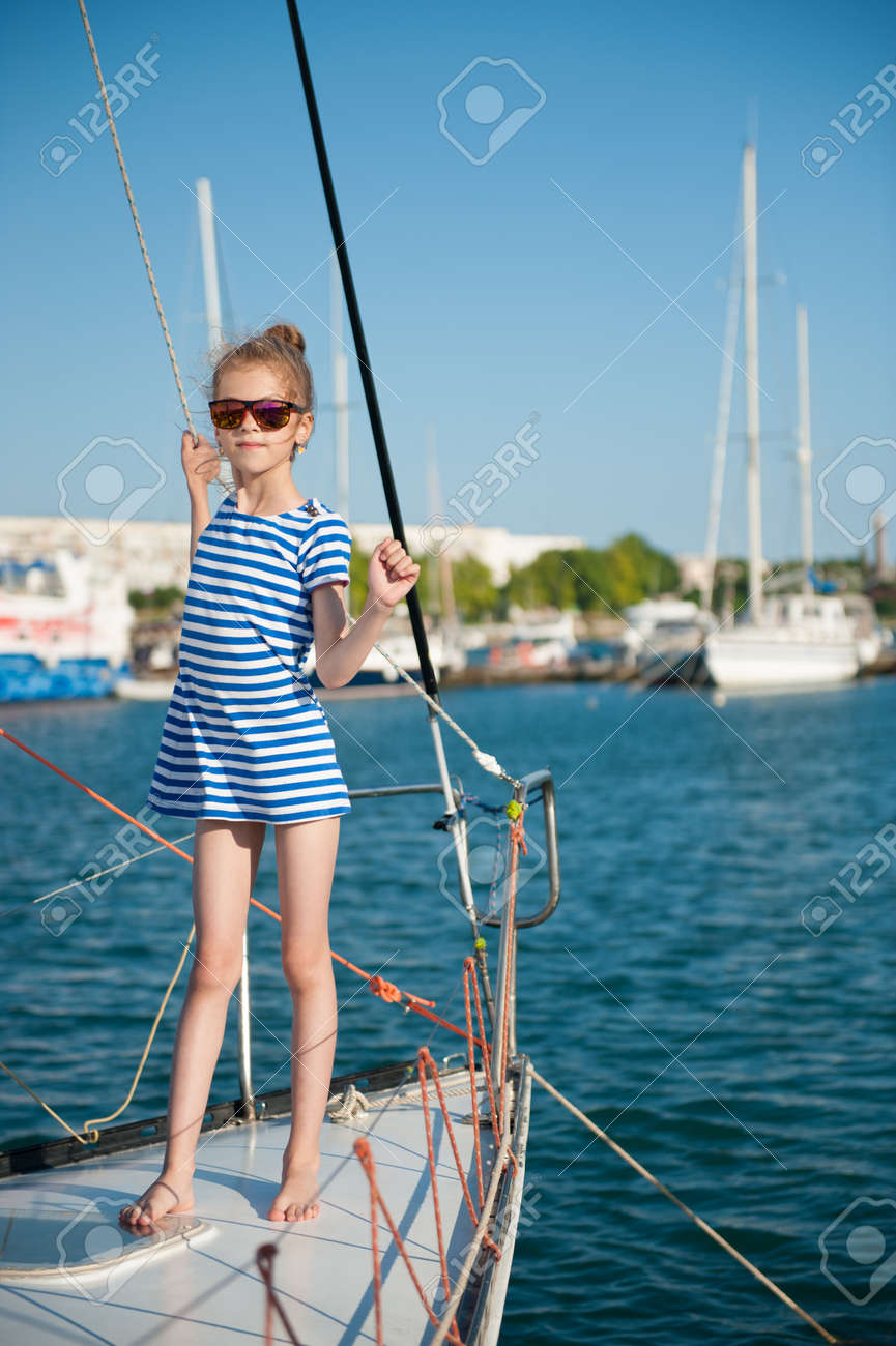 Schones Dunnes Kleines Madchen In Einem Gestreiften Hemd Und Sonnenbrille Auf Luxusyacht Im Seehafen Am Sommertag Lizenzfreie Fotos Bilder Und Stock Fotografie Image 85161523
