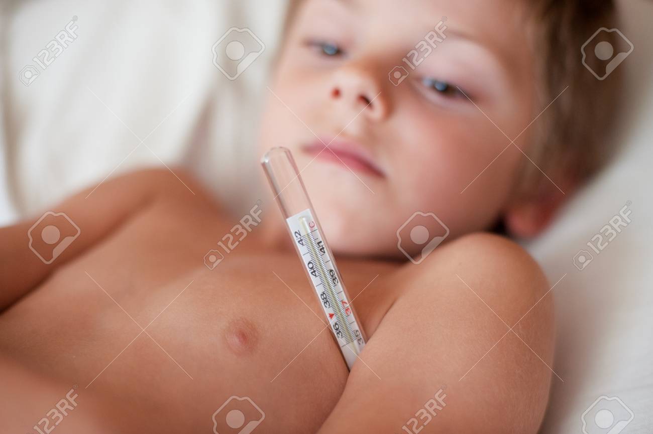 脇の下の温度計で横になっている病気の子供 の写真素材 画像素材 Image 88267903