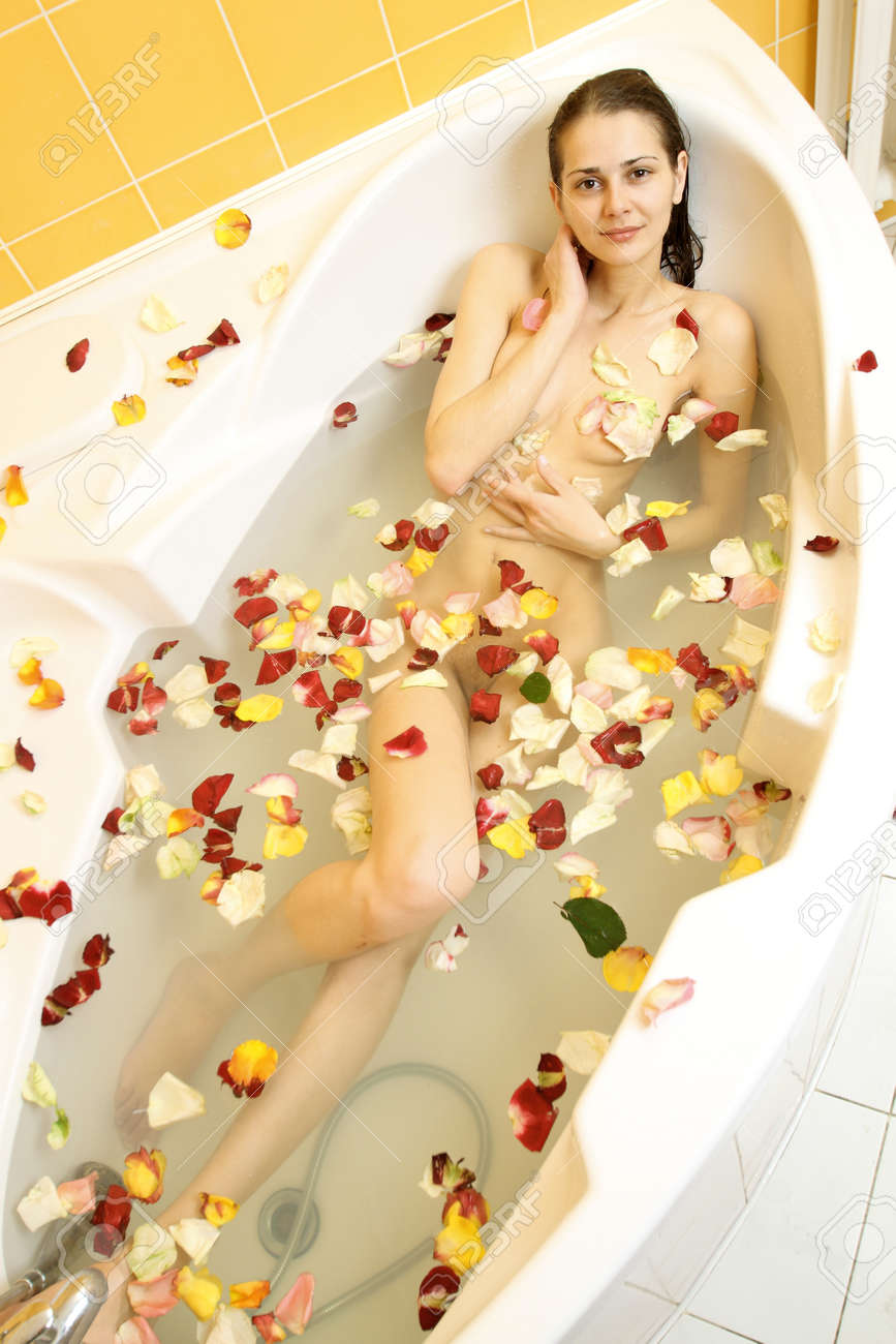 Attraktives Nettes Mädchen Nackt In Der Badewanne Mit Rosenblättern  Lizenzfreie Fotos, Bilder und Stock Fotografie. Image 33674645.