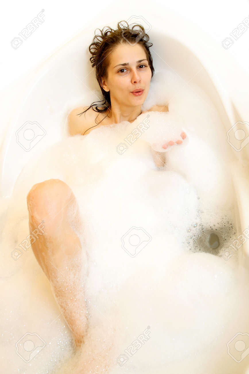 Chica Positivo Desnuda En Un Jacuzzi Jugando Con Espuma Fotos, retratos,  imágenes y fotografía de archivo libres de derecho. Image 33608133
