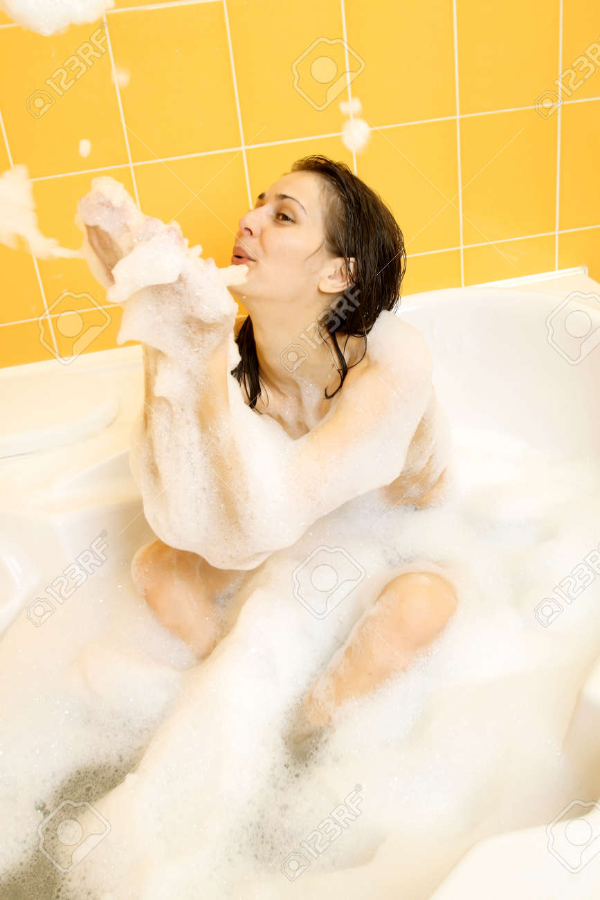 Chica Positivo Desnuda Jugando Con Espuma Fotos, retratos, imágenes y  fotografía de archivo libres de derecho. Image 33608140