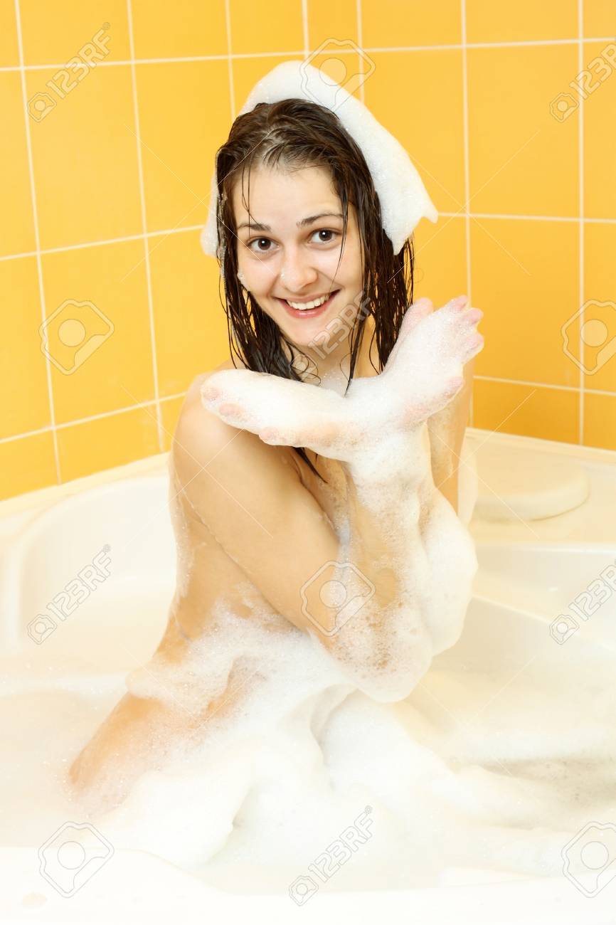 Chica Positivo Desnuda Jugando Con Espuma Fotos, retratos, imágenes y  fotografía de archivo libres de derecho. Image 33608159