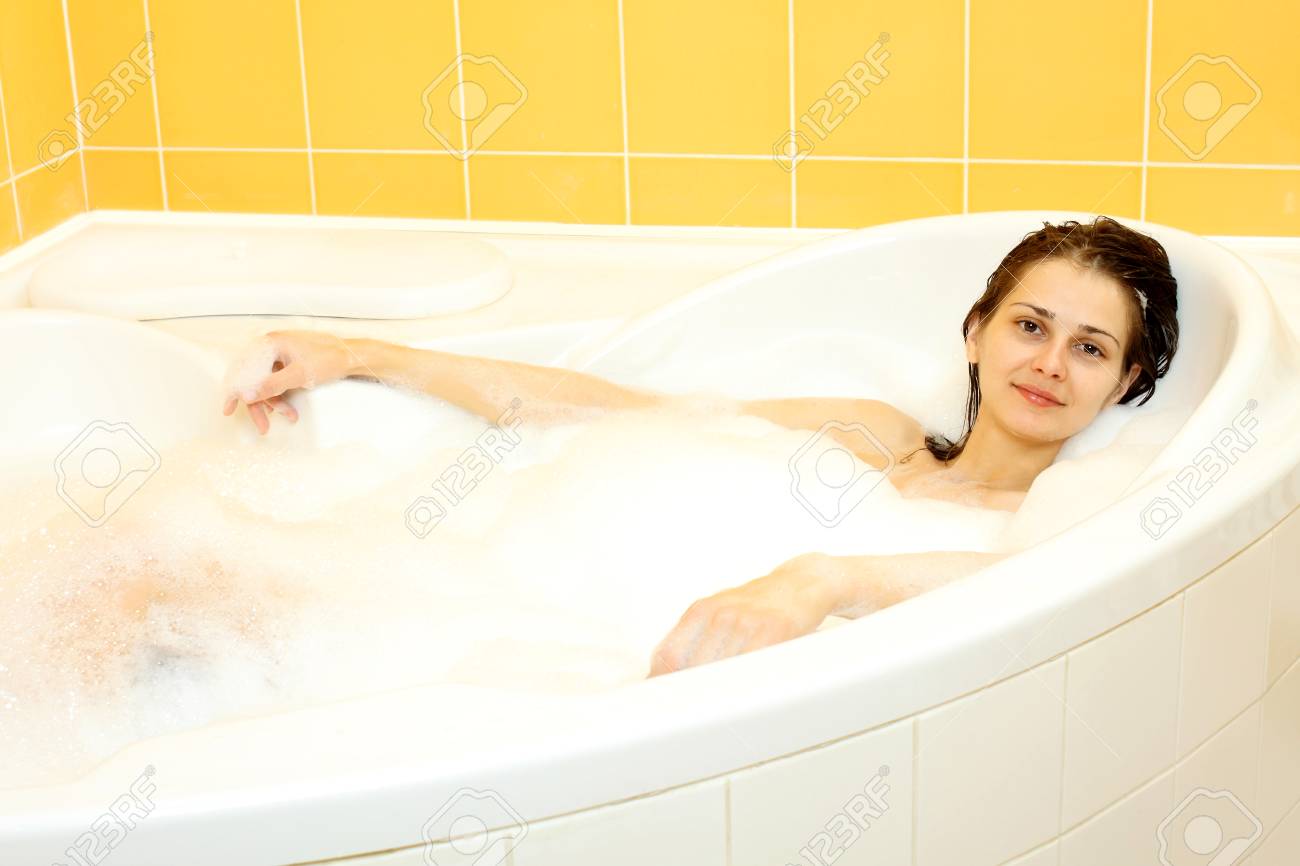 美少女 入浴中 美少女は泡でバスタブの中の裸の写真素材・画像素材 Image 33606557