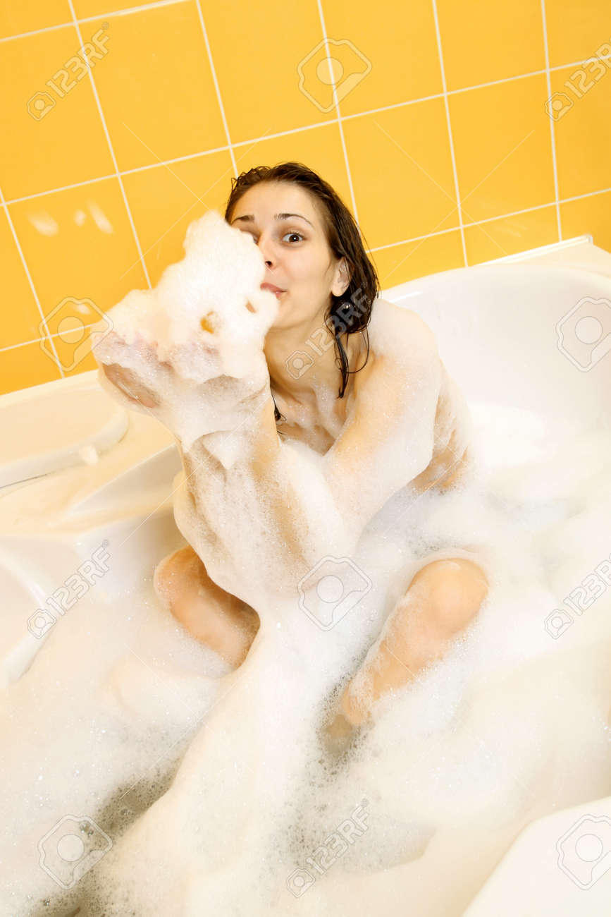 Chica Positivo Desnuda En Una Bañera Jugando Con Espuma Fotos, retratos,  imágenes y fotografía de archivo libres de derecho. Image 33611513