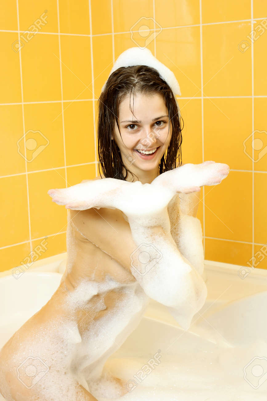 Chica Positivo Desnuda En Una Bañera Jugando Con Espuma Fotos, retratos,  imágenes y fotografía de archivo libres de derecho. Image 33606831