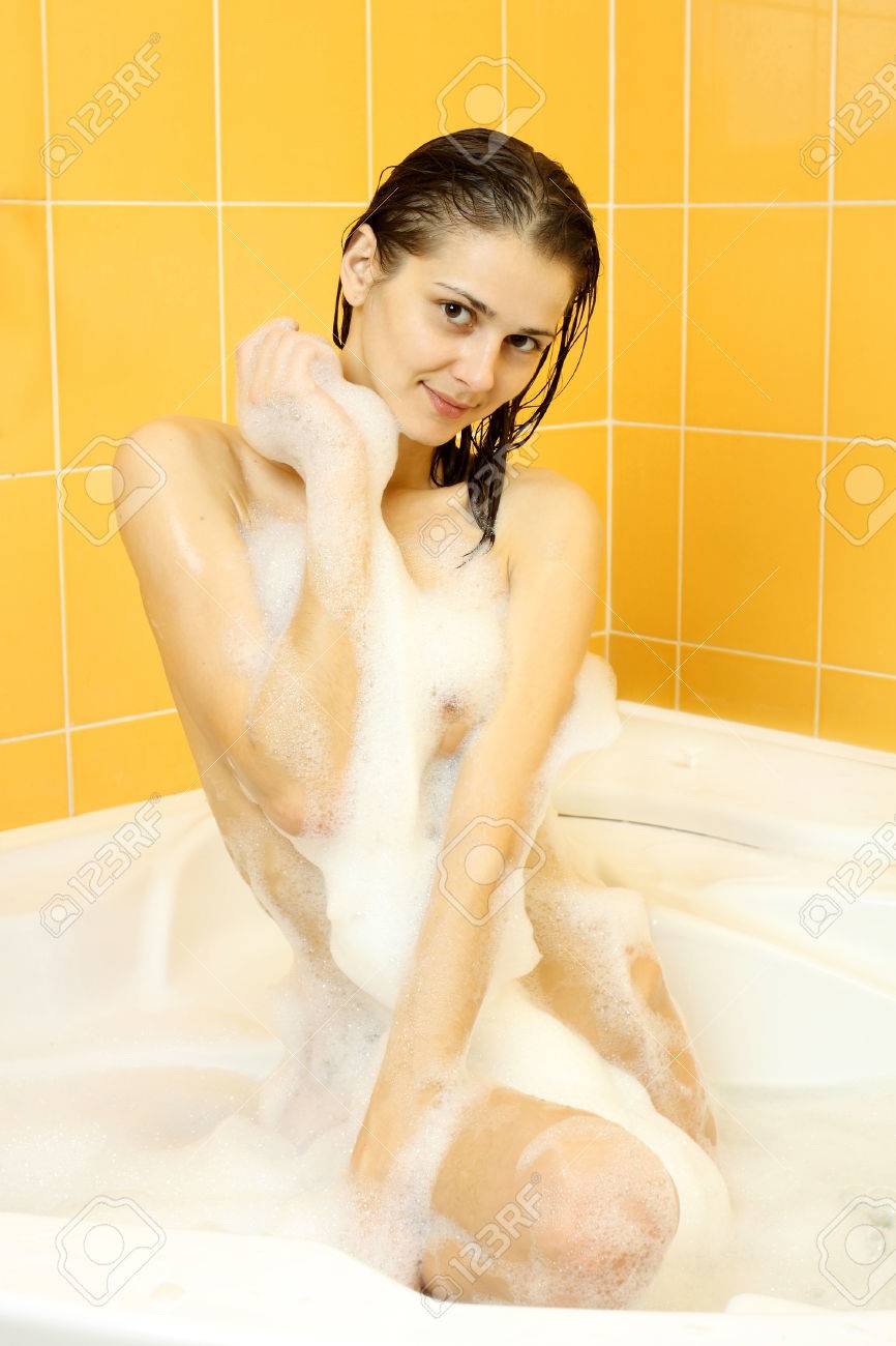 Chica Positivo Desnuda En Una Bañera Jugando Con Espuma Fotos, retratos,  imágenes y fotografía de archivo libres de derecho. Image 33611631