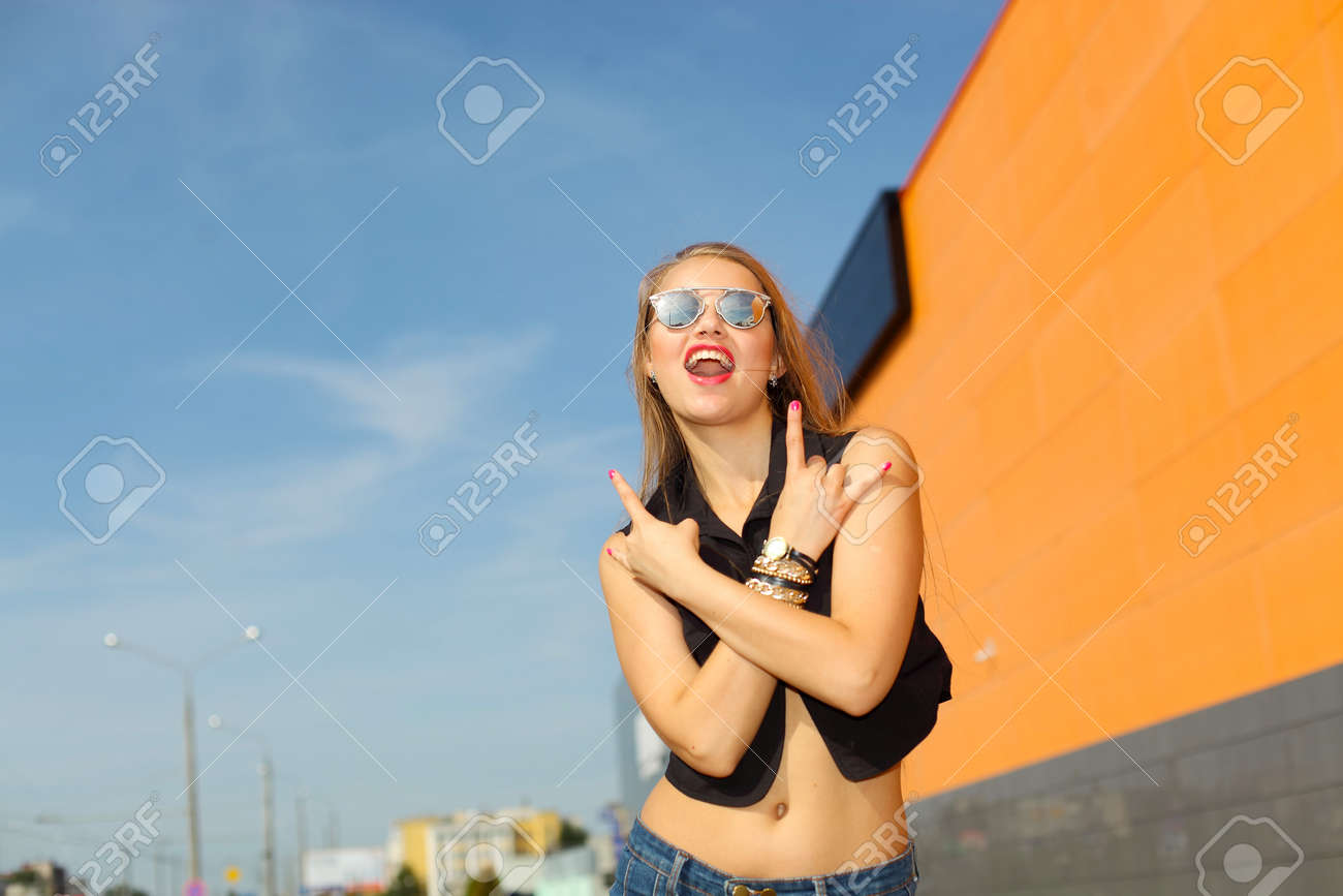 面白いかわいい笑顔の女性 美しい笑っている女の子 幸せな自由の感覚を楽しんでいる自由な女 ショッピング センターの背景に幸せ な肯定的な感情を示している流行に敏感な女の子 の写真素材 画像素材 Image