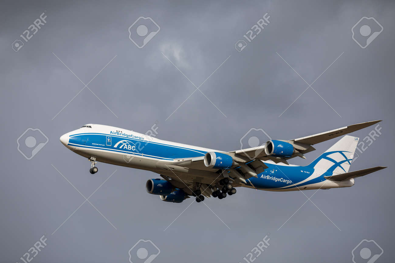 エアブリッジカーゴボーイング747-8F登録VQ-BLR。シェレメーチエヴォ国際空港で飛行機の離陸または着陸。交通、観光、旅行のコンセプト。モスクワ地方、ロシア-2019年10月28日の写真素材・画像素材  Image 185088341