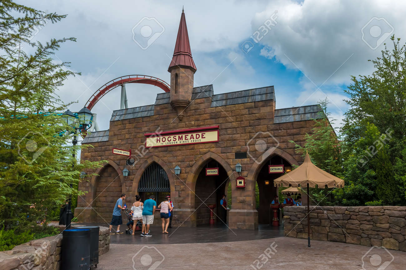オーランド アメリカ合衆国 15 年 8 月 27 日 ユニバーサル スタジオ オーランドでハリー ポッターの魔法使いの世界で Hogsmead 駅への入り口 ユニバーサル スタジオ オーランドは オーランド フロリダ 米国のテーマパークです の写真素材 画像素材 Image