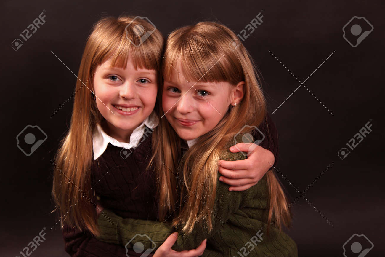 双子の姉妹の抱擁 の写真素材 画像素材 Image