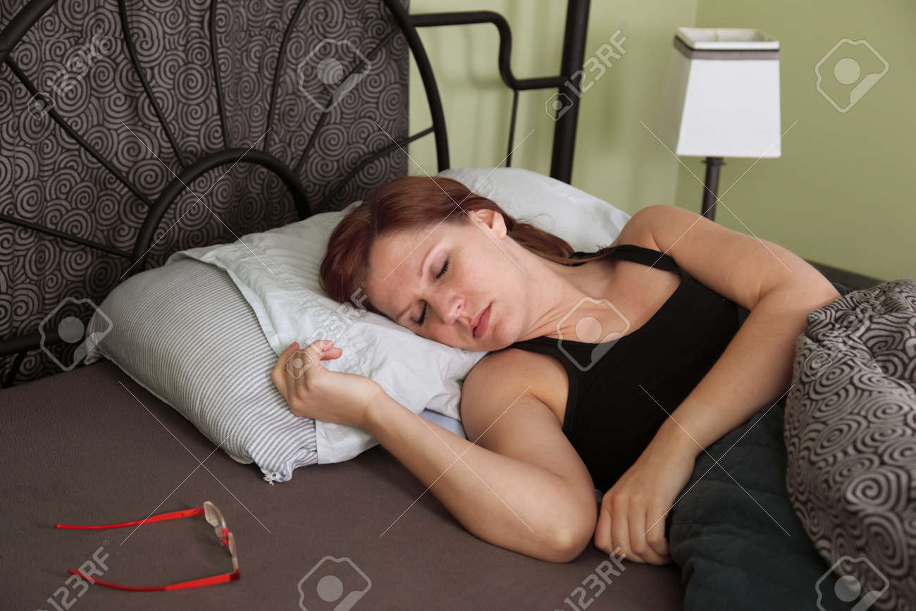 Immagini Stock - La Donna Si Addormentò Svenuta Nel Letto. Image 80016699