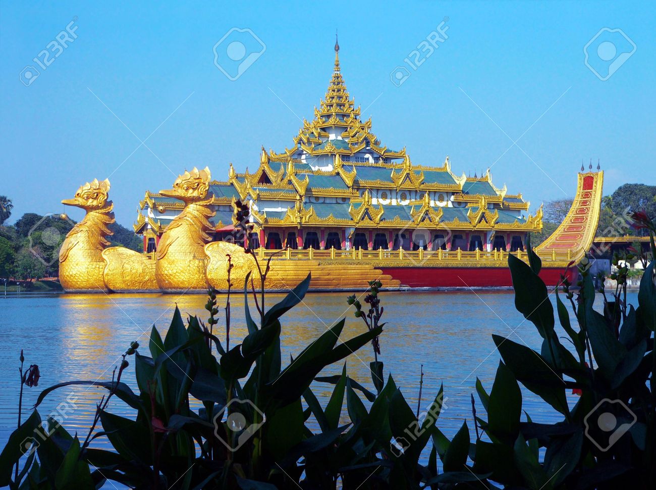 ビルマ ミャンマー 運んで 王室御座船のレプリカ ヤンゴン の写真素材 画像素材 Image