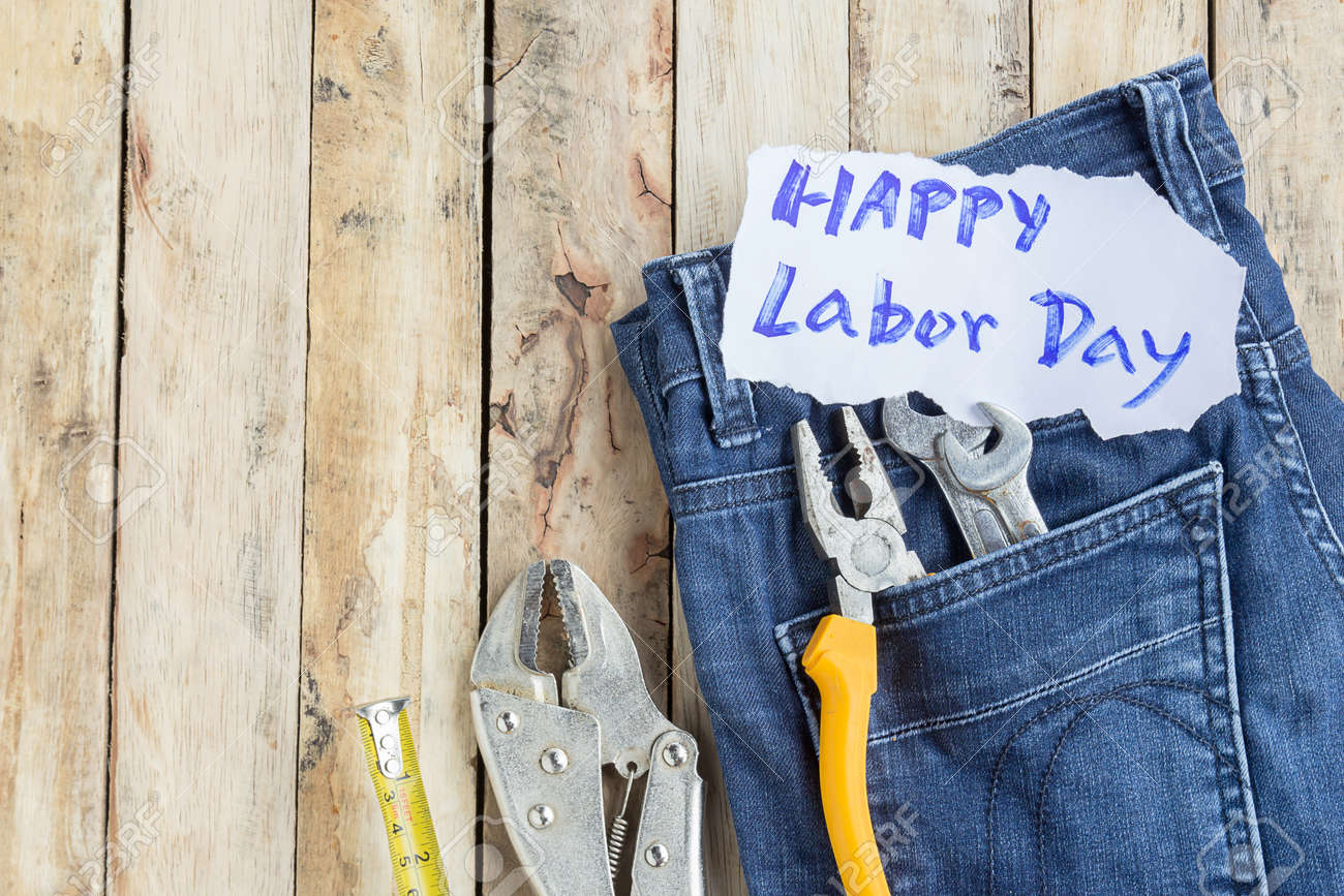 노동절은 미국 연방의 연방 공휴일입니다. 장비 및 배경에 노동 하루 텍스트로 많은 편리한 도구를 복구합니다. 사용 및 디자인을위한  복사본 공간이 상위 뷰. 비즈니스 개념입니다. 로열티 무료 사진, 그림, 이미지 그리고 스톡포토그래피. Image
