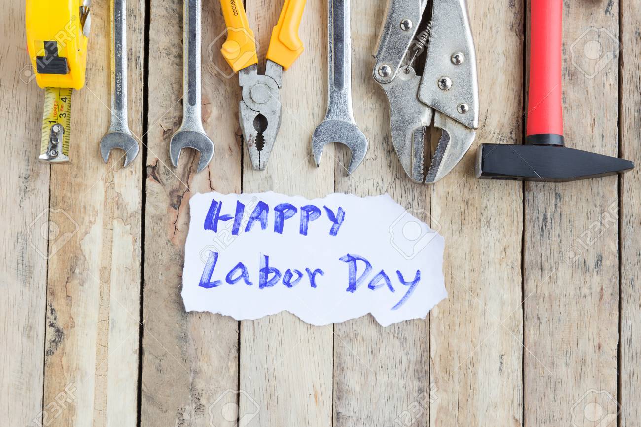 노동절은 미국 연방의 연방 공휴일입니다. 장비 및 배경에 노동 하루 텍스트로 많은 편리한 도구를 복구합니다. 사용 및 디자인을위한  복사본 공간이 상위 뷰. 비즈니스 개념입니다. 로열티 무료 사진, 그림, 이미지 그리고 스톡포토그래피. Image