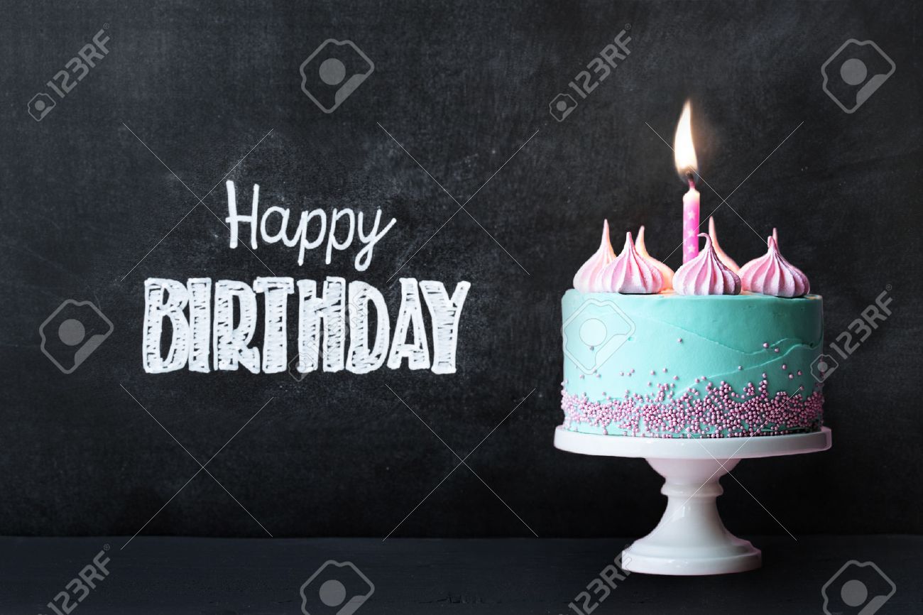 Petit Gateau D Anniversaire Devant Un Tableau Noir Banque D Images Et Photos Libres De Droits Image