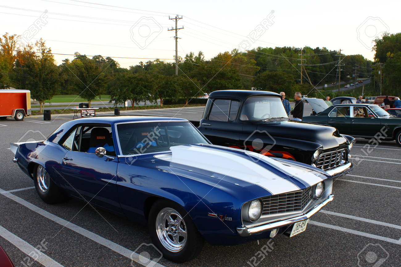 グロスター バージニア アメリカ合衆国 10 月 7 日 ヴィンテージ 1969年シボレー カマロ Z28 中間半島古典的な巡洋艦クラブ毎週車ショーで メイン ストリート センター October7 グロスター バージニア州 米国で 11 の写真素材 画像素材 Image