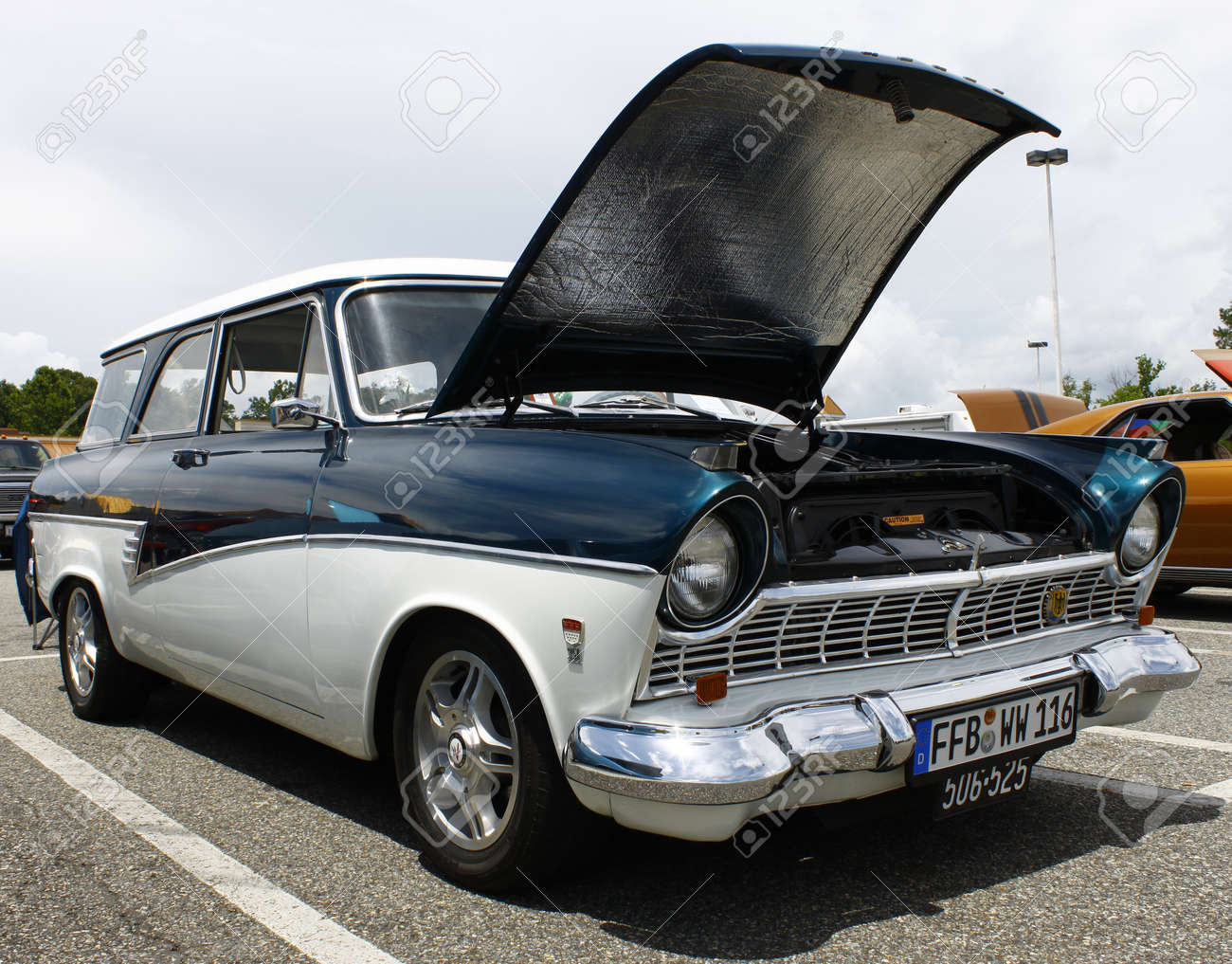 グロスター Va 7 月 14 A 1 つの親切なドイツ フォード ステーション ワゴン車の過去から年間の爆発でグロスター バージニア州にメイン ストリートのショッピング センターで 12 年 7 月 14 日に示します の写真素材 画像素材 Image