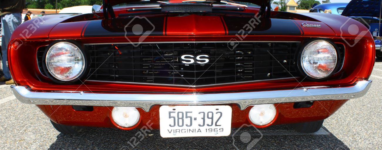 グロスター Va 5 月 25 1969年シボレー カマロ Ss グリル グロスター バージニア州にメイン ストリートのショッピング センターで 13 年 5 月 25 日にライフの車を見るのため 中間半島車クラブ リレー の写真素材 画像素材 Image